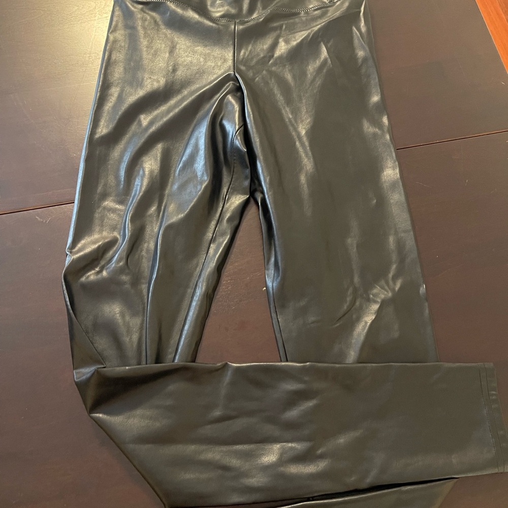 Aritzia Wilfred Daria pant size medium (black vegan leather)